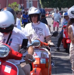 Fãs de Vespa juntam-se em Roma para celebrar 80 anos do icónico scooter italiano