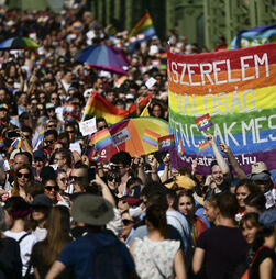 Milhares na primeira marcha do Orgulho LGBT em Budapeste pós-Órban