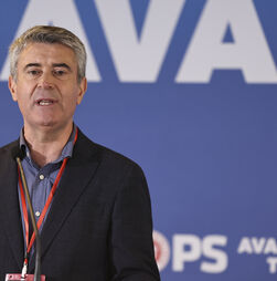 Carneiro aponta 'namoro com beijos e amuos' entre AD e Chega e diz que alternativa é o PS 