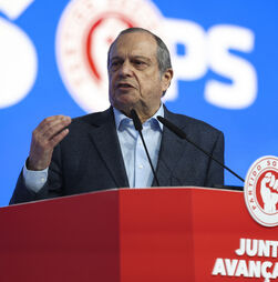 Presidente do PS diz que Montenegro tem síndrome de Estocolmo e voltará para o Chega 