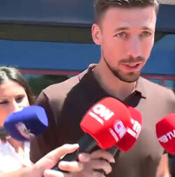 Lenglet em Lisboa para reforçar o Benfica: 'Estou muito contente. Falei com Rui Costa e Marco Silva'