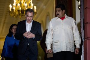 José Luis Zapatero (à esquerda) com Nicólas Maduro. O ex-primeiro-ministro espanhol servia de mediador dentro da Venezuela
