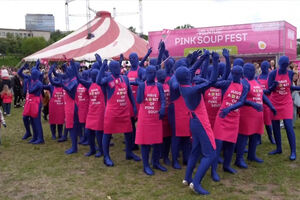 Festival dedicado à sopa de beterraba transforma capital da Lituânia numa festa 'Barbie'