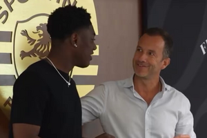 Issa Doumbia chega de vespa e cheio de confiança: «O Sporting é o melhor caminho para a minha carreira»