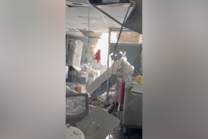 Imagens mostram destruição em hospital após ataque aéreo israelita na cidade de Tiro 