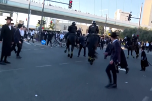 Confrontos e caos marcam protestos de milhares de judeus ultraortodoxos em Israel contra serviço militar obrigatório