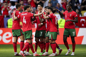 Ronaldo festeja, com os colegas, um golo à Hungria. CR7 tem 973 na carreira, 143 ao serviço de Portugal