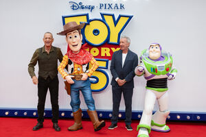 Tom Hanks e Tim Allen juntos no evento de "Toy Story 5"