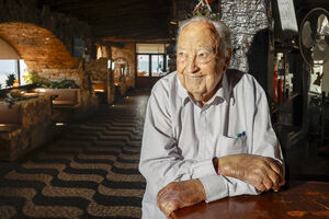 António Muchaxo, 96 anos, tem um novo livro de de visitas por estrear, à espera de um visitante ilustre