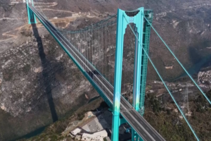 Ponte mais alta do mundo impulsiona turismo e economia em região montanhosa da China