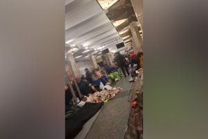 Centenas de moradores em Kiev refugiam-se no metro durante ataque russo