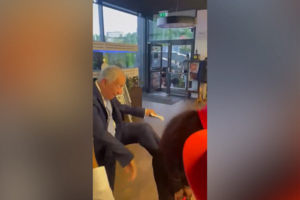 Marcelo distribui bengaladas e pontapés no rabo em visita a universidade