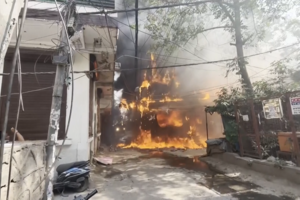 Pelo menos 21 mortos em incêndio num edifício residencial e comercial de Nova Deli
