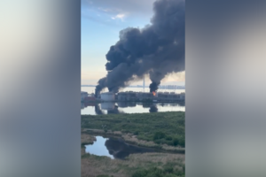 Ataque ucraniano a terminal petrolífero na Rússia provoca enorme nuvem negra de fumo