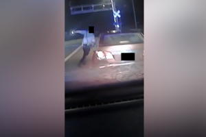 O momento em que agente da polícia escapa por um triz a carro desgovernado durante operação de trânsito nos EUA