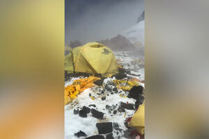 Lixo acumulado e tendas abandonadas: Imagens mostram o último acampamento antes de chegar ao topo do Evereste 