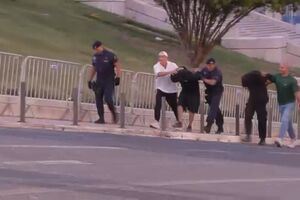 Manifestantes de cara tapada levados por agentes da PSP à paisana