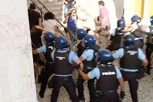Rebentados petardos durante confrontos entre PSP e manifestantes junto à Assembleia da República