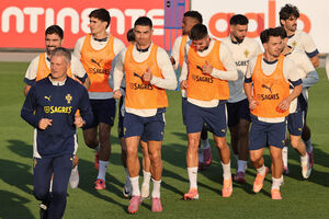 Os jogadores durante a fase de aquecimento no relvado