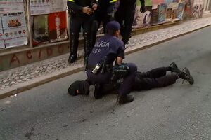 Polícia durante a detenção de um manifestante, em Lisboa