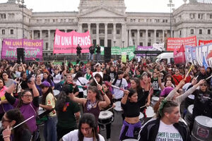 Milhares de manifestantes marcham nas ruas de Córdoba contra o feminicídio na Argentina após morte de mais uma adolescente