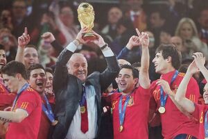 A Espanha foi campeã em 2010, com as figuras do tiki-taka do Barça, como Xabi e Iniesta