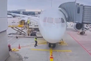 O momento em que avião colapsa após falha de trem de aterragem em Frankfurt. Há vários feridos