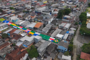 Cidade na Amazónia celebra Mundial com instalação gigante de bandeiras das seleções