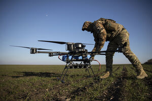 Um soldado prepara um ataque com drone junto à fronteira com Donetsk