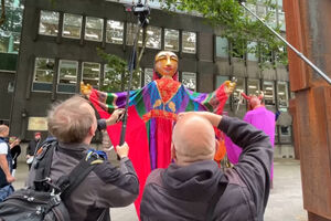 Marionetas gigantes invadem ruas de Londres em desfile climático