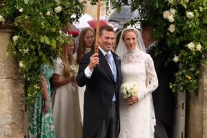 Família real britânica reunida para casamento de Peter Phillips