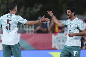 Gonçalo Guedes (à direita) e Diogo Dalot celebram o golo