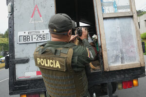 Polícia colombiana fiscaliza fronteira