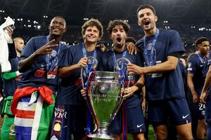 Nuno Mendes, João Neves, Vitinha e Gonçalo Ramos com o troféu da Champions 