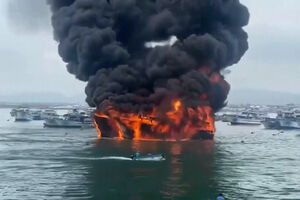 Chamas consomem barcos de pesca em porto no Equador