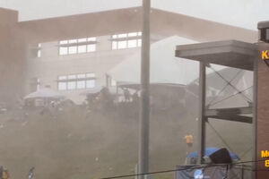 Imagens mostram enorme tenda a ser arrastada devido a fortes ventos nos EUA