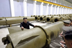 Kim Jong-un visita fábrica de mísseis