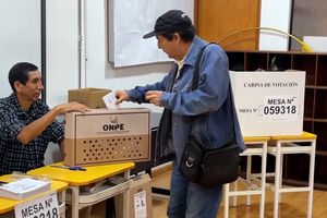 Peruanos vão às urnas para escolher novo presidente