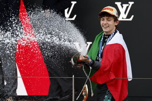 Kimi Antonelli bateu o britânico Lewis Hamilton