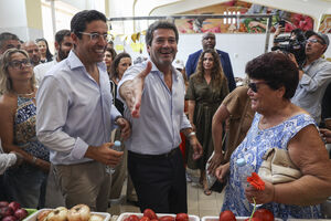 O presidente do Chega, André Ventura, acompanhado pelo candidato do Chega à Câmara Municipal de Albufeira, Rui Cristina