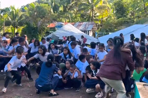 Alunos reagem ao desabamento de uma parte da escola