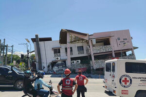 Equipas de resgate em General Santos após sismo ter abalado o sul das Filipinas