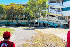 Equipas de resgate verificam os danos causados na Universidade Notre Dame de Dadiangas