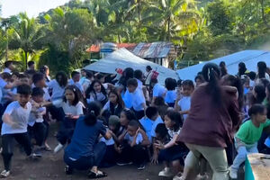 O momento em que sismo de magnitude 7.8 atinge o sul das Filipinas    