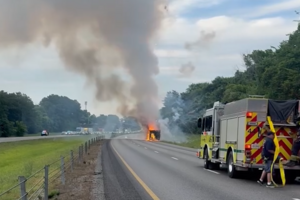 Incêndio em camião provoca explosões de fogo de artifício em autoestrada nos EUA