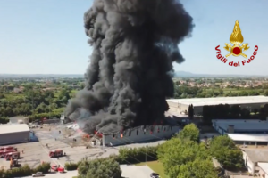 Enorme coluna de fumo após incêndio de grandes dimensões em fábrica de plástico em Itália