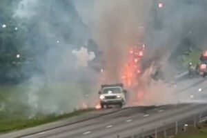 Novas imagens mostram ‘espetáculo’ de fogo de artifício em autoestrada após incêndio em camião nos EUA 