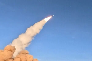 Houthis reivindicam ataque com míssil a Israel e ameaçam navios no Mar Vermelho