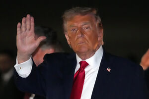 O presidente Donald Trump desembarca do Air Force One 