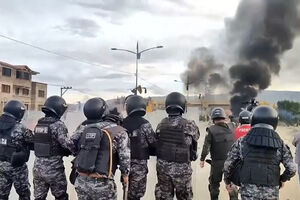 Confrontos na Bolívia após presidente assinar lei que facilita repressão de protestos   